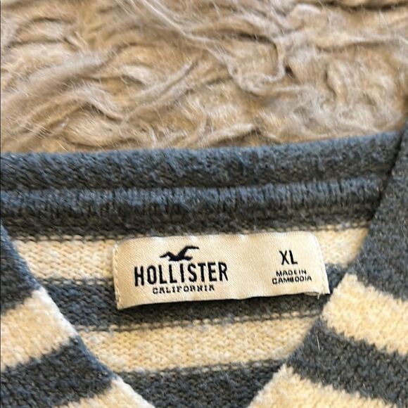 Hollister Blue‎ and White Stripped V-Neck Sweater - Picture 3 of 6